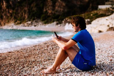 adam akıllı telefon powerbank ile şarj