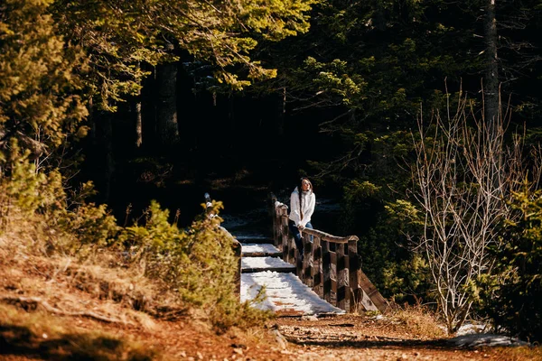 Sexy žena chůze v zasněženém lese — Stock fotografie