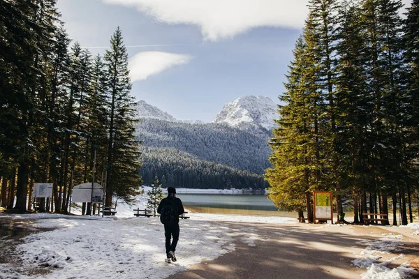 Turist adam seyahat karlı dağlar arka plan — Stok fotoğraf