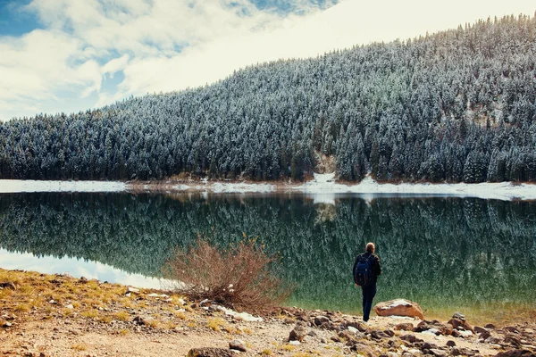 Muž turistické cestování na pozadí zasněžených hor — Stock fotografie