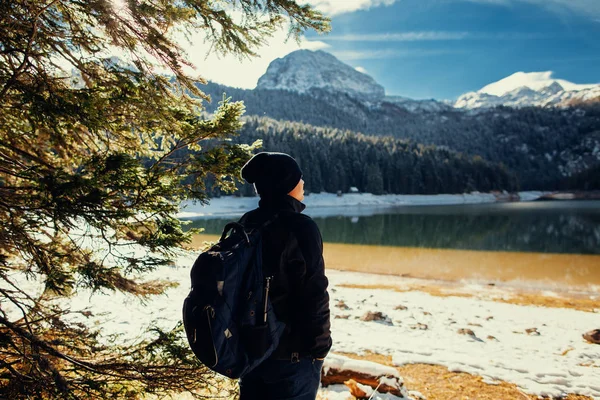 Tourist man travel to snowy mountains background — Stock Photo, Image