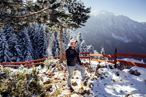 L'uomo beve il tè nella fredda foresta invernale con neve — Foto Stock