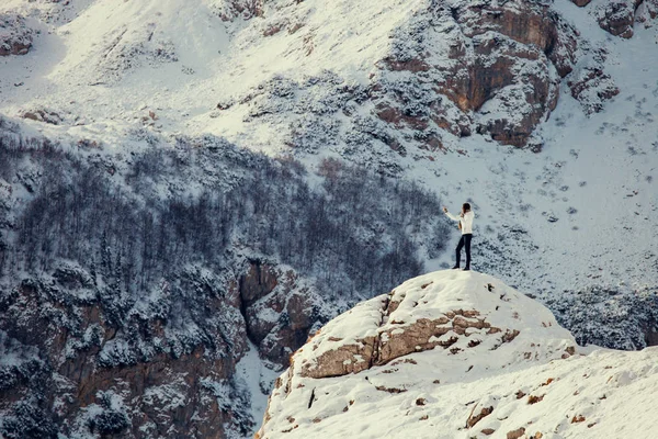 Foto selfie mujer en las montañas —  Fotos de Stock