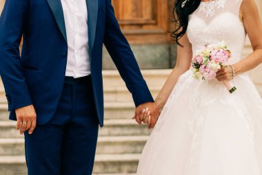 Gelin ve damat birlikte eller