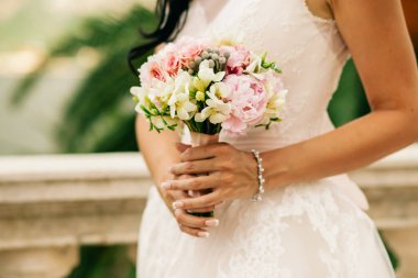 gelin düğün buket gül peonies ve gül tutun