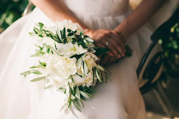 Bouquet da sposa peonie bianche in mano — Foto Stock