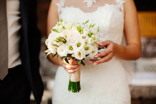 Jonggehuwden houden bruiloft boeket — Stockfoto