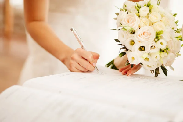 Nygifta hålla bröllop bukett — Stockfoto