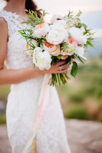 Bouquet da sposa orchidee e peonie — Foto Stock