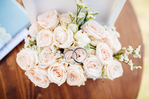 花束マクロの結婚指輪 — ストック写真