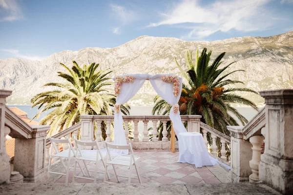 Destination wedding arch — Stock Photo, Image