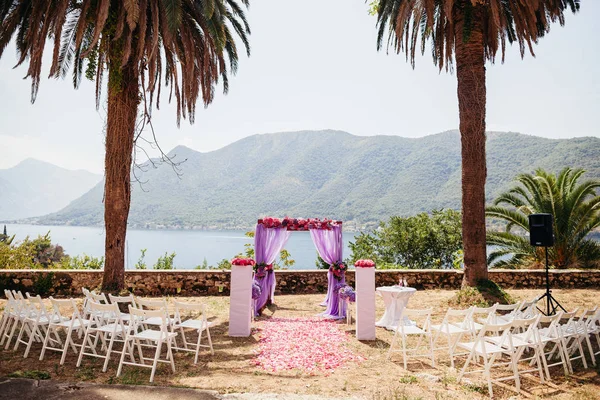 Arco de casamento rosa com flores — Fotografia de Stock