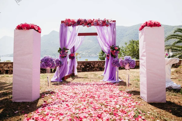 Roze huwelijksboog met bloemen — Stockfoto