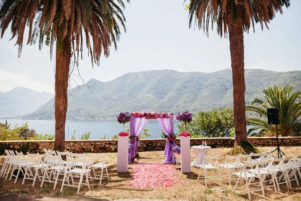 Rosa bröllop arch med blommor — Stockfoto