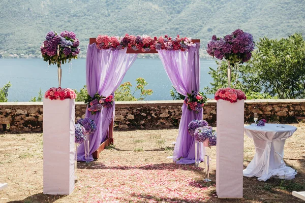 Roze huwelijksboog met bloemen — Stockfoto