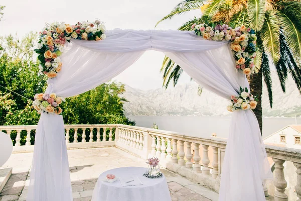 Arco de casamento rosa com flores — Fotografia de Stock