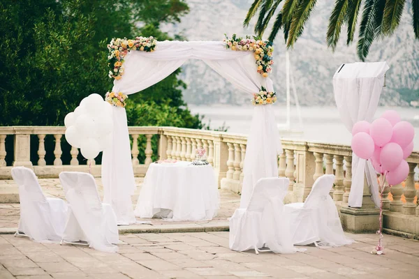 Arco di nozze rosa con fiori — Foto Stock