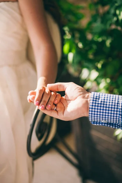 Braut und Bräutigam halten Händchen — Stockfoto