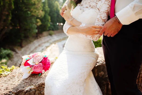 Sposa e sposo che si tengono per mano — Foto Stock