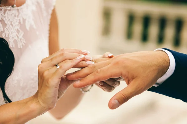 Νύφη και γαμπρός κρατώντας τα χέρια μαζί — Φωτογραφία Αρχείου