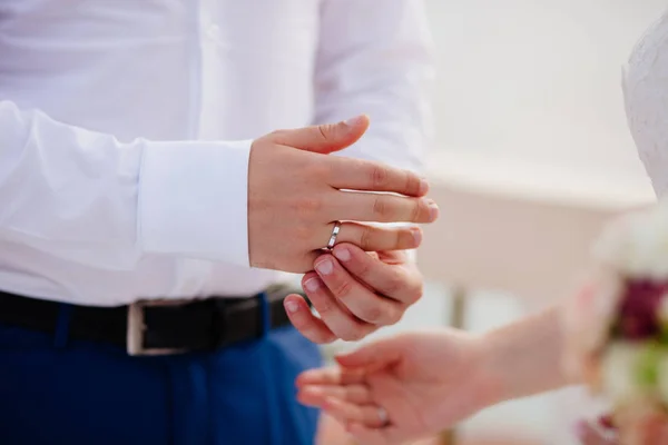 Usando cerimônia anel de casamento — Fotografia de Stock