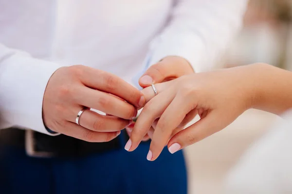 Llevar anillo de boda ceremonia —  Fotos de Stock