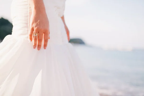 Anel de casamento na mão da noiva — Fotografia de Stock