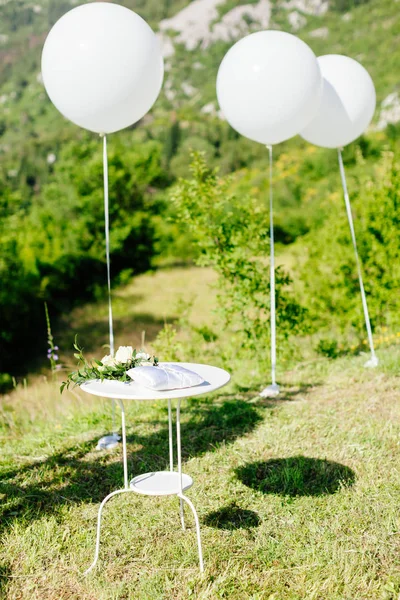 Alyans tablo ve beyaz balonlar — Stok fotoğraf