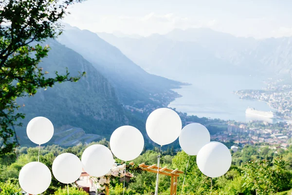 Witte ballons vliegen op blauwe hemel — Stockfoto