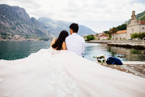 Casamento lua de mel casal viagem de volta vista — Fotografia de Stock