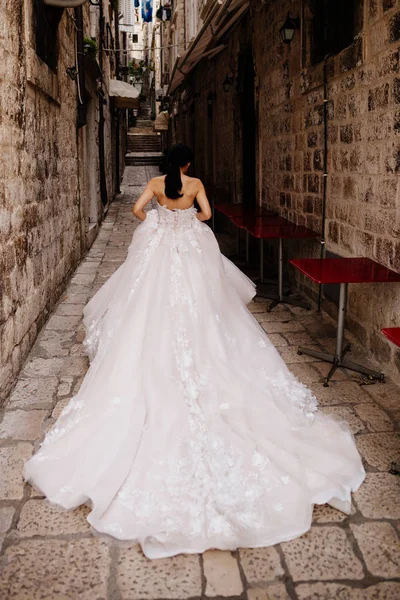 Svatební nevěsta cestování po Evropě v luxusních šatech — Stock fotografie