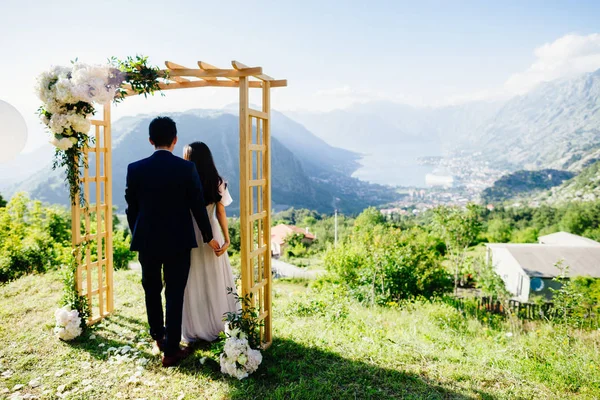 Svatební Svatební pár cestování zadní pohled — Stock fotografie