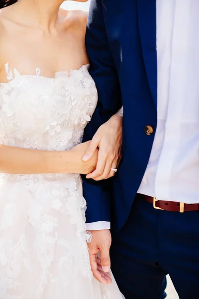 Sposa e sposo che si tengono per mano — Foto Stock