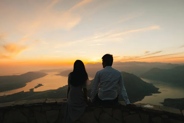 Huwelijksreis paar kussen en omhelzen bij zonsondergang — Stockfoto