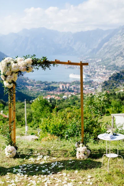 Bestemming huwelijksboog met decoratie — Stockfoto