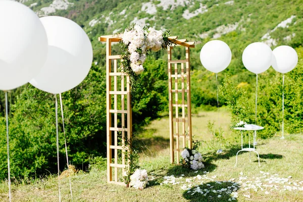 Destinazione arco di nozze con decorazione — Foto Stock