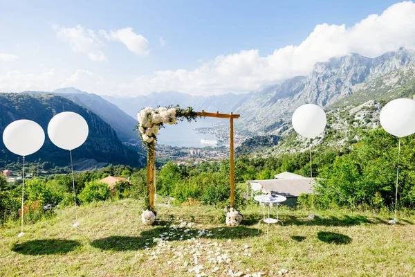 Destination wedding arch with decoration — Stock Photo, Image