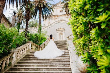 Gelin gelinlik kilise arka plan ile