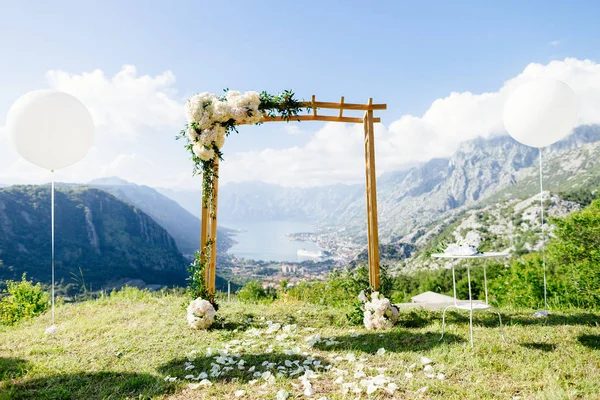 Destination wedding arch with decoration — Stock Photo, Image