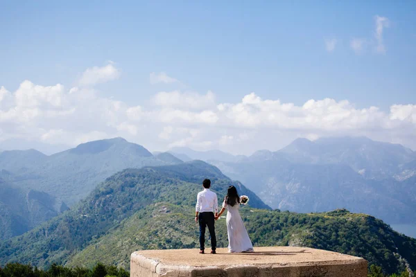 Luna di miele matrimonio coppia viaggio montagne indietro vista — Foto Stock