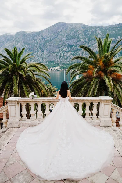 Bride in wedding dress in beautiful location — Stock Photo, Image