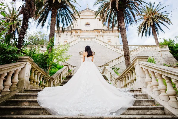 Novia en vestido de novia con fondo de iglesia — Foto de Stock