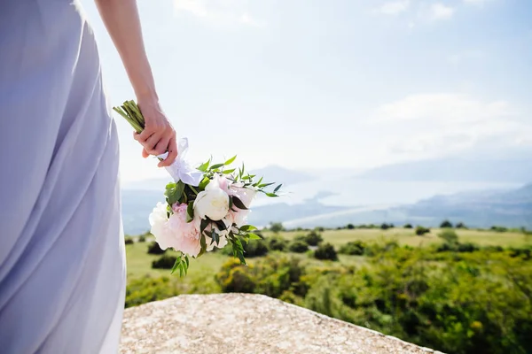 Düğün buketi orkide ve peonies — Stok fotoğraf