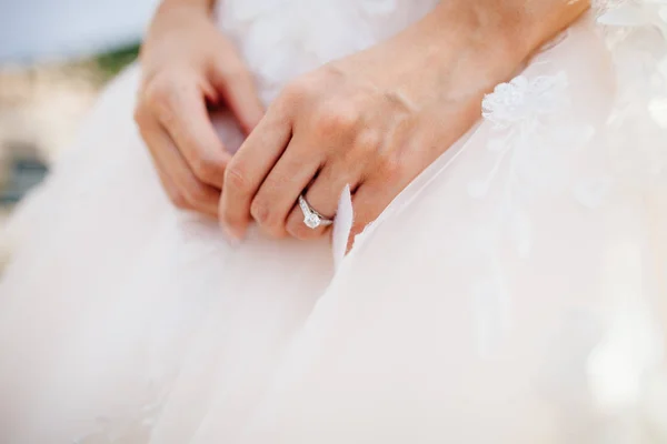 Anel de noivado na mão da noiva — Fotografia de Stock