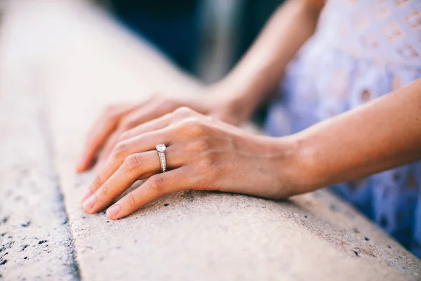 Bague de fiançailles sous la main — Photo