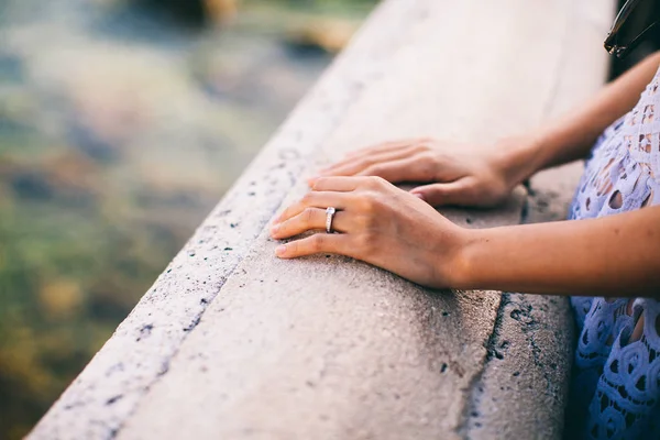 Verlovingsring op hand — Stockfoto