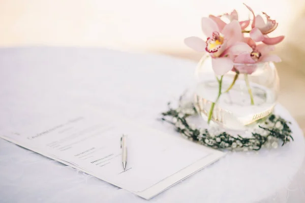 Hochzeitsstrauß und Blumenschmuck — Stockfoto