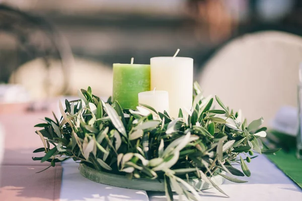 Candele da tavola nuziale e decorazione di fiori — Foto Stock