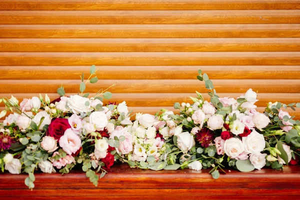 Decorazione fiori di nozze su sfondo di legno — Foto Stock