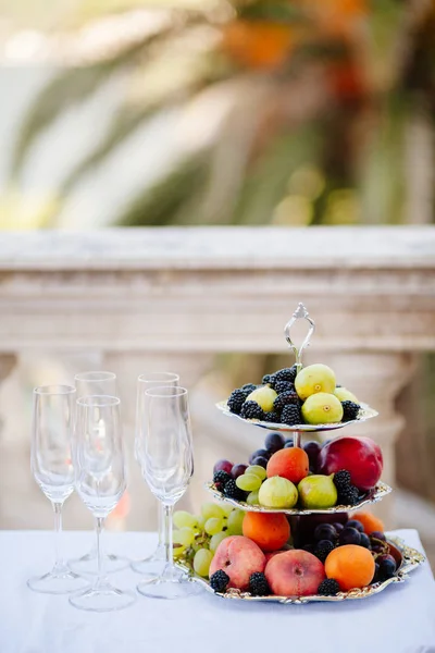 Fruit dessert bord met uitzicht op zee — Stockfoto